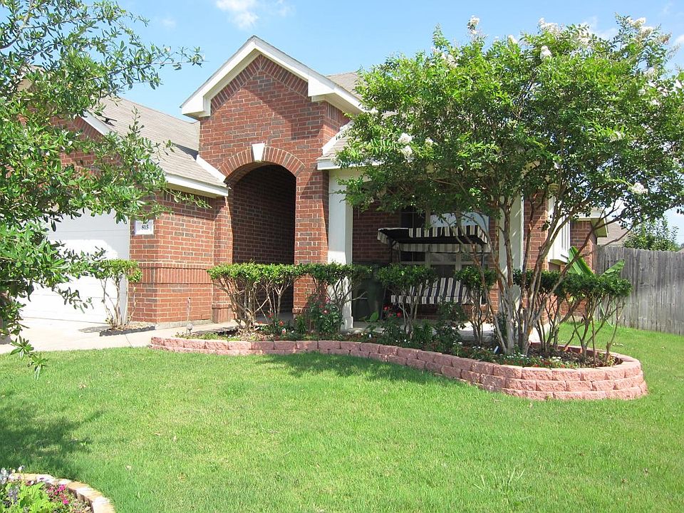 Front of home with porch and flowerbed