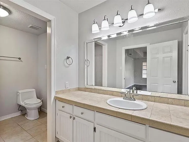 1823 Hillcrest St — Photo 16