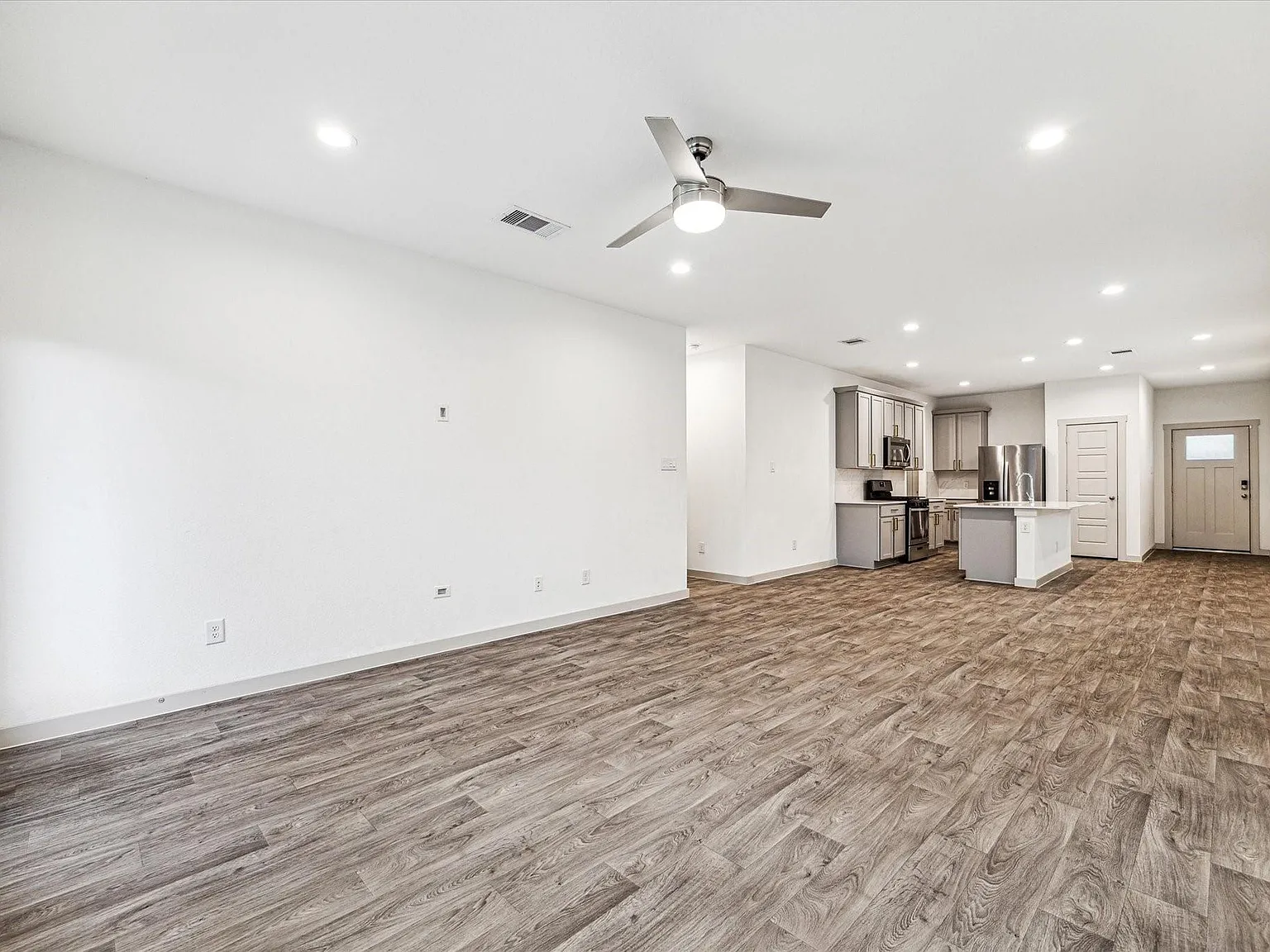 3 bed, 2.0 bath, 1541 sqft, $2,450 — Photo 2