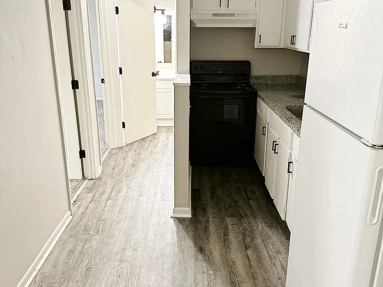 Erica Court Apartments — Photo 11