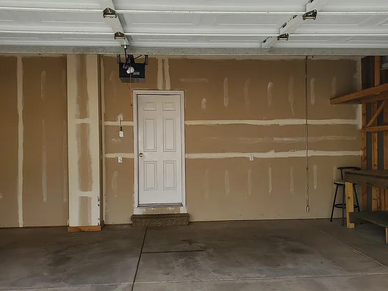 Oversized 2-car Garage
