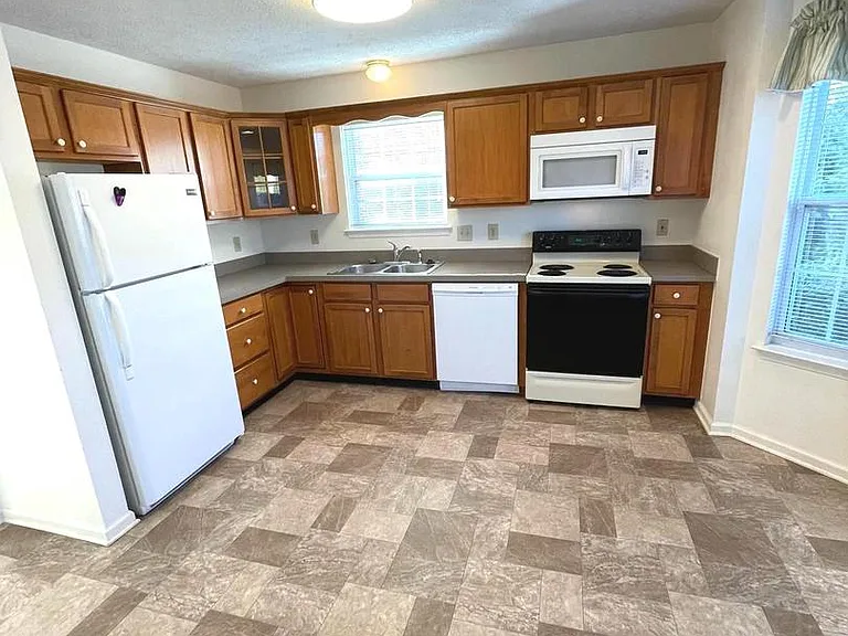 2086 Cidermill Ln — Photo 3