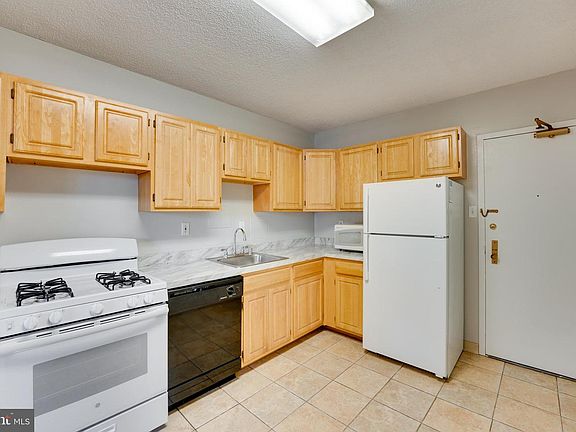 5th image of 3701 S George Mason Dr Unit 216N
