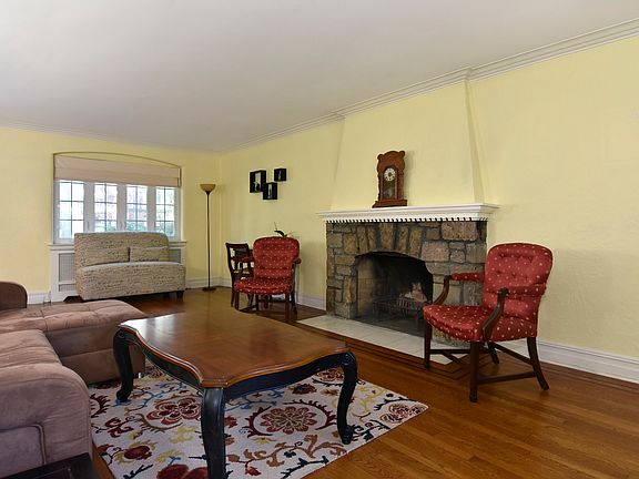 4th image of 245 E Devonia Ave
