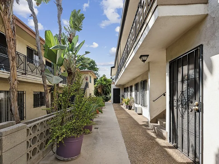 633 N Hayworth Ave #2 — Photo 3