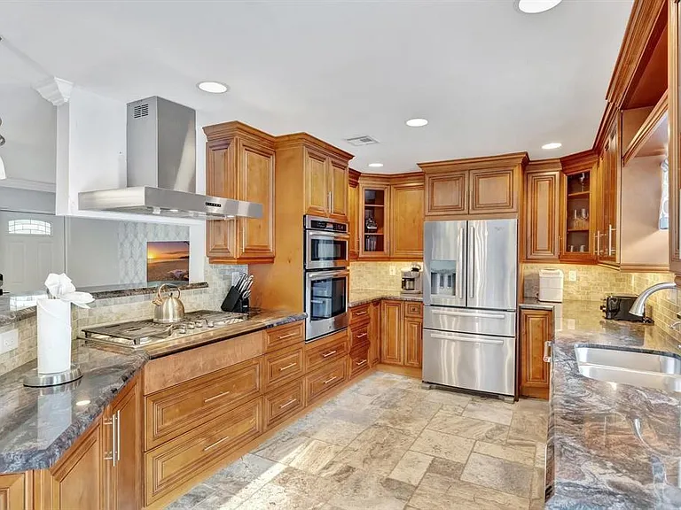925 NE 25th Ave — Photo 9