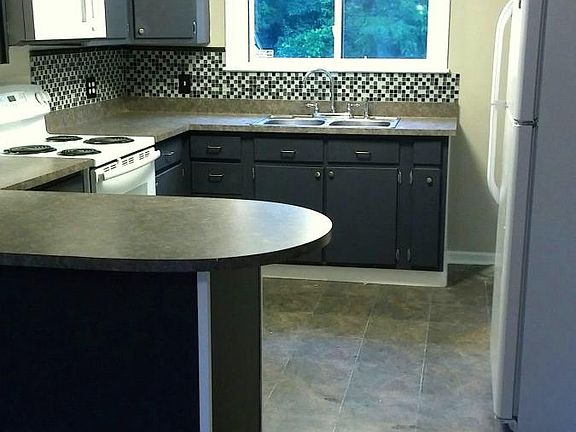 Updated Kitchen w/New Appliances!