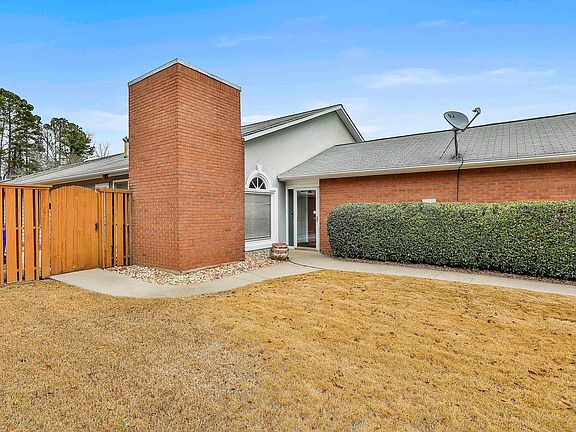 3rd image of 215 Courtyard Ln