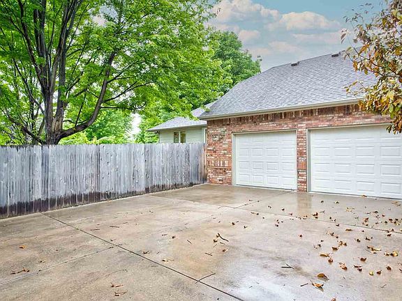3rd image of 1845 Terrace Dr