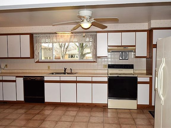 3rd image of 195 Burnside Dr