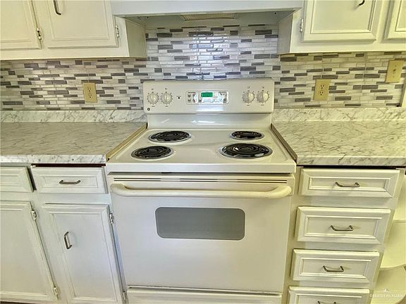 5th image of 521 W Hill Dr
