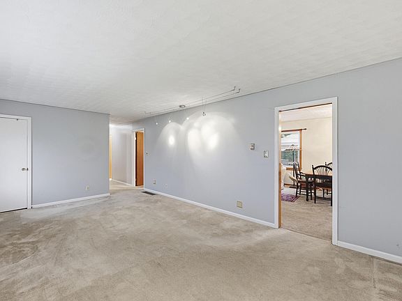 4th image of 100 Evergreen Dr