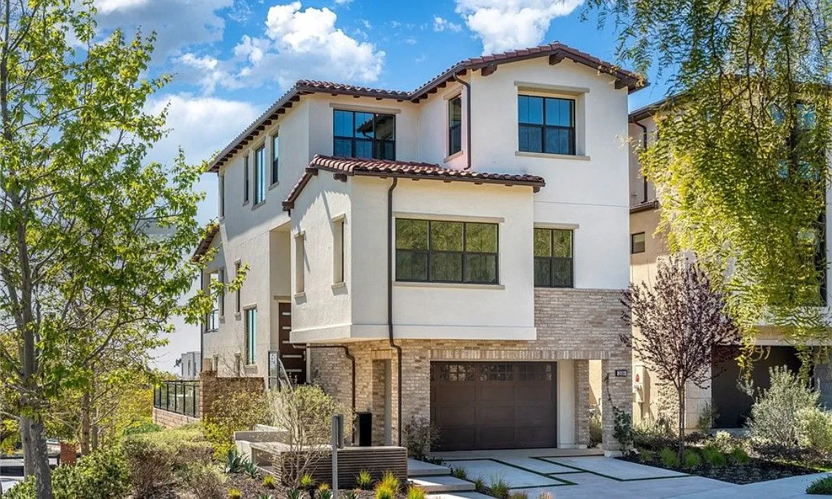 4 bed, 3.5 bath, 3076 sqft, $9,900 — Photo 1
