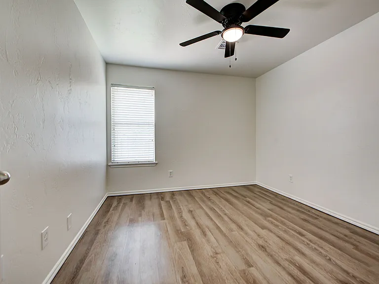 608 Cavecreek St — Photo 30