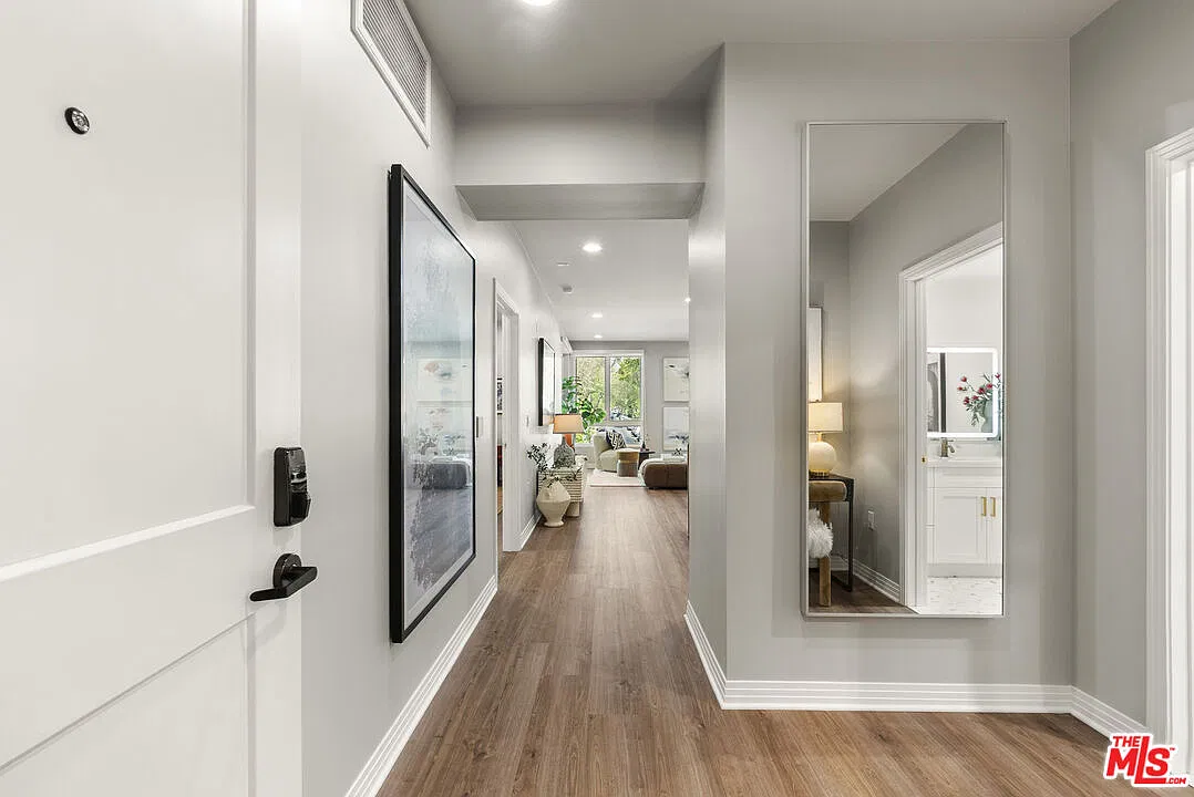 1 bed, 1.5 bath, 902 sqft, $4,695 — Photo 3