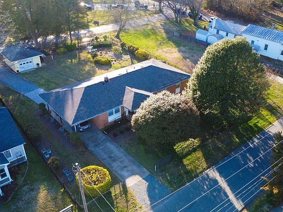 2nd image of 946 Bryant Ave