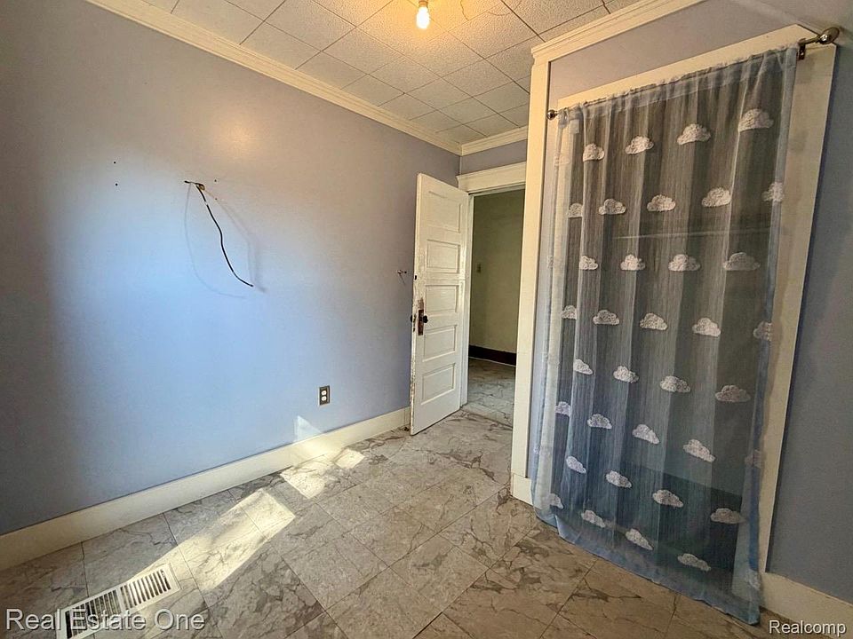 56 E Henry St, photo 9