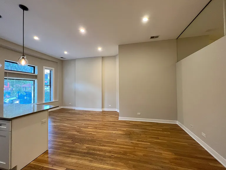 607 W Oakdale Ave #11-J — Photo 2