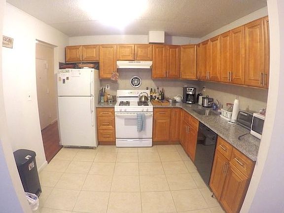 3rd image of 2416 31st St APT 2F