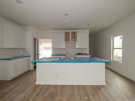 3rd image of 815 Laurel Run