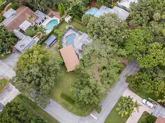 3rd image of 1300 SW 19th St