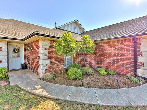 Such a charming curb-appeal.  Welcome Home!