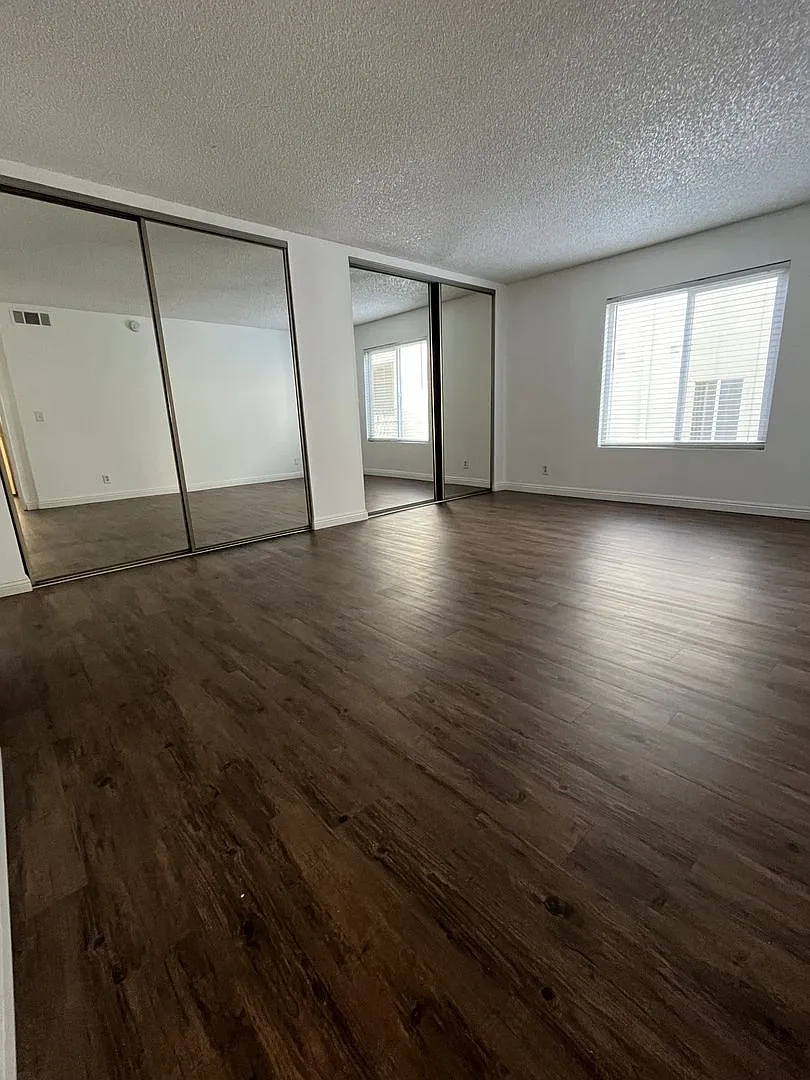 17440 Burbank Blvd — Photo 4