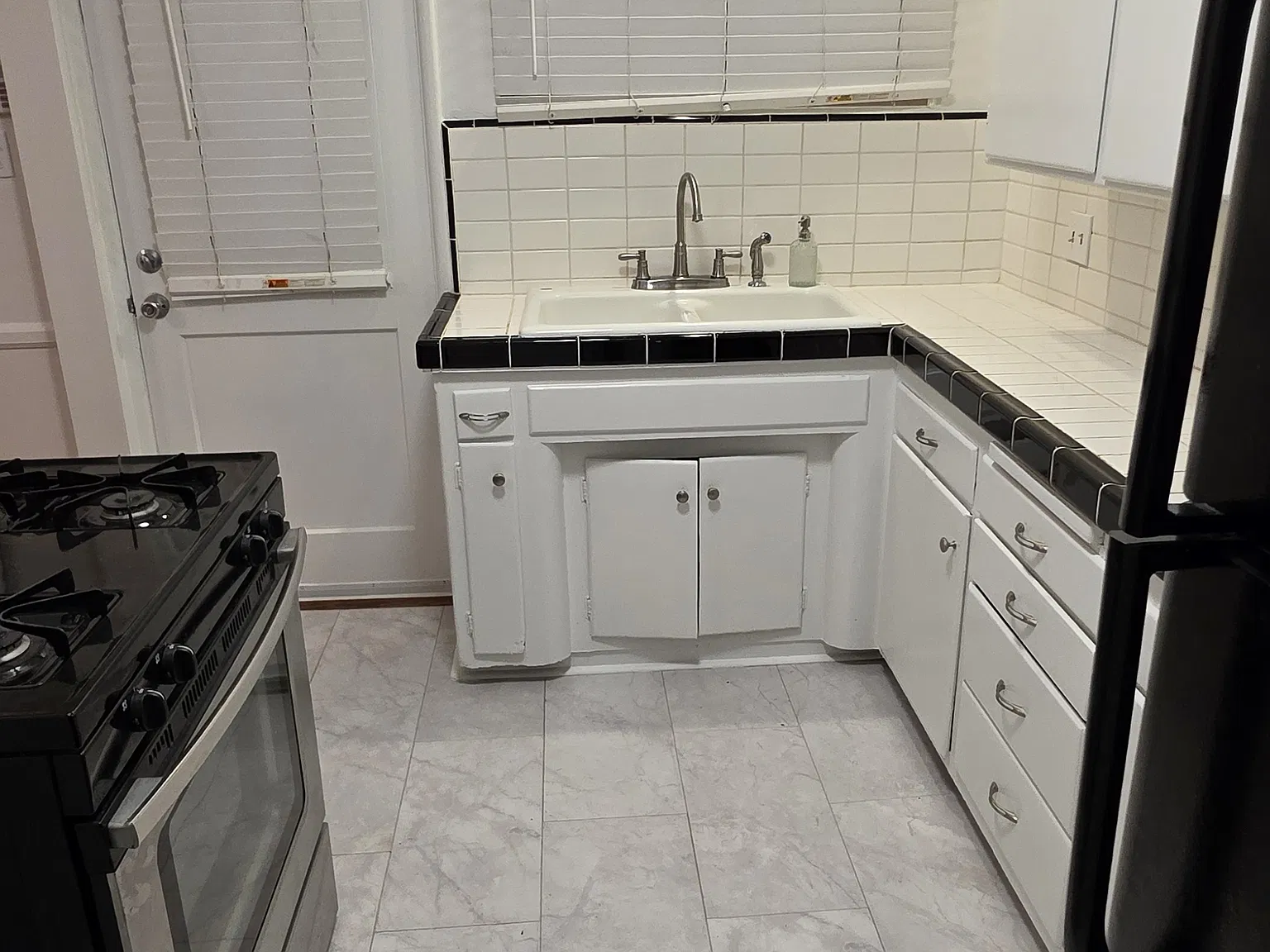 2 bed, 975 sqft, $2,595 — Photo 3