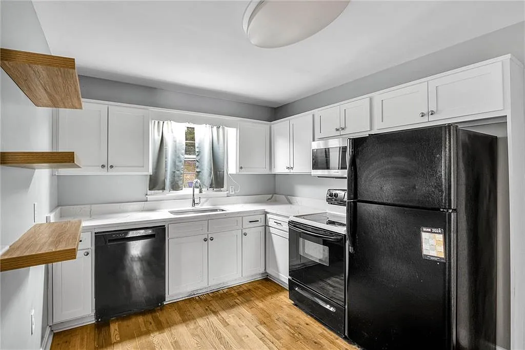 4 bed, 2.0 bath, 1438 sqft, $2,650 — Photo 4