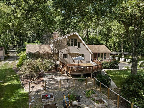 3rd image of 40 Moosehorn Rd