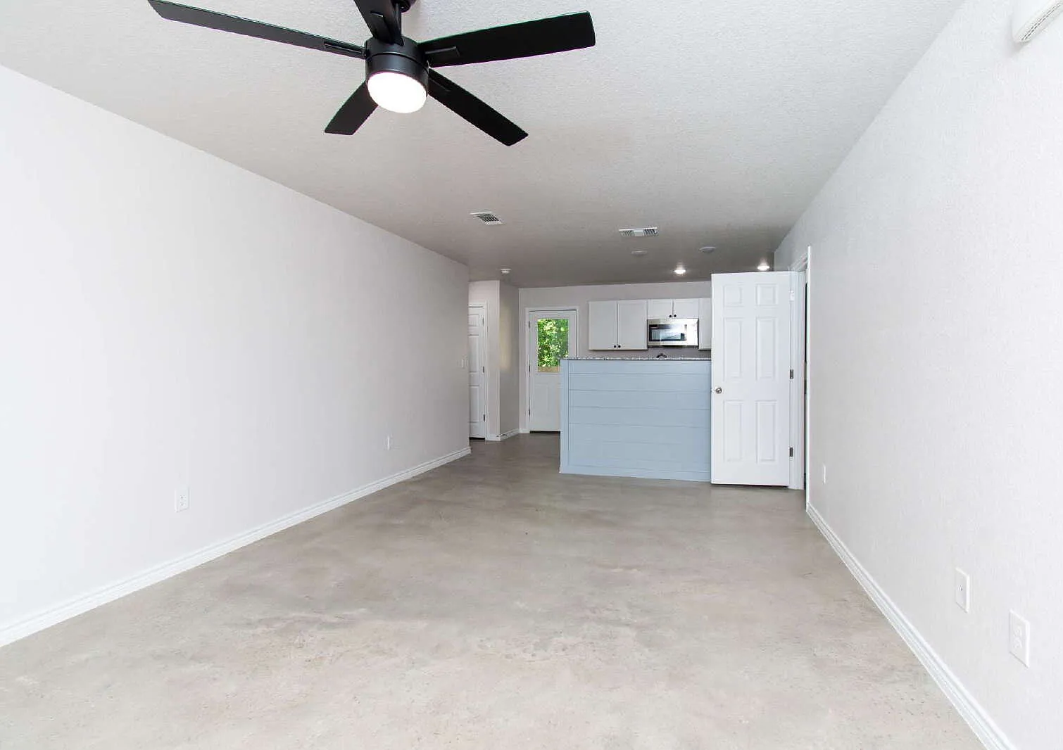 3 bed, 2.5 bath, 1340 sqft, $1,400 — Photo 3
