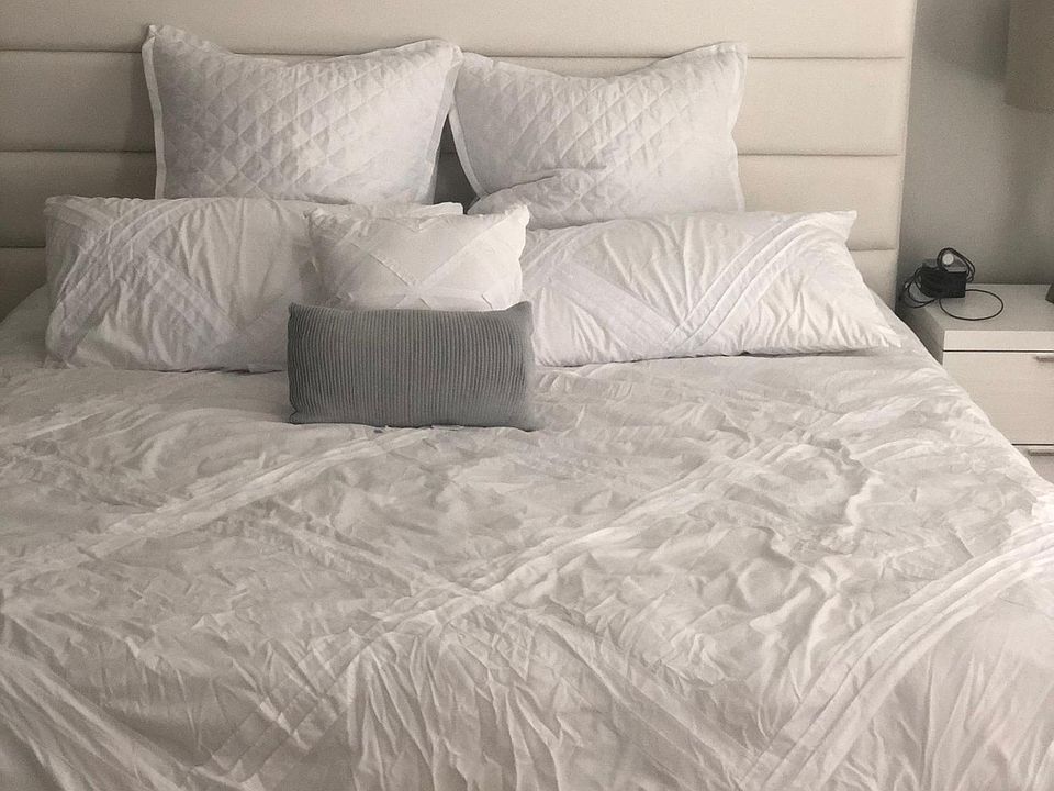 Master bedroom - king bed
