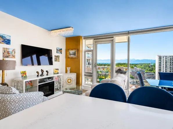 989 Johnson St #1402, Victoria, BC V8V 0E3