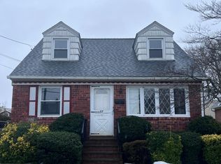 57 Lincoln Ave, Mineola, NY 11501