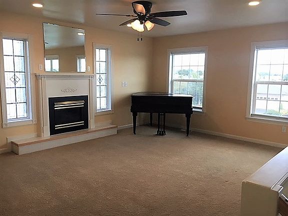 Living room w/ Mt Baker View