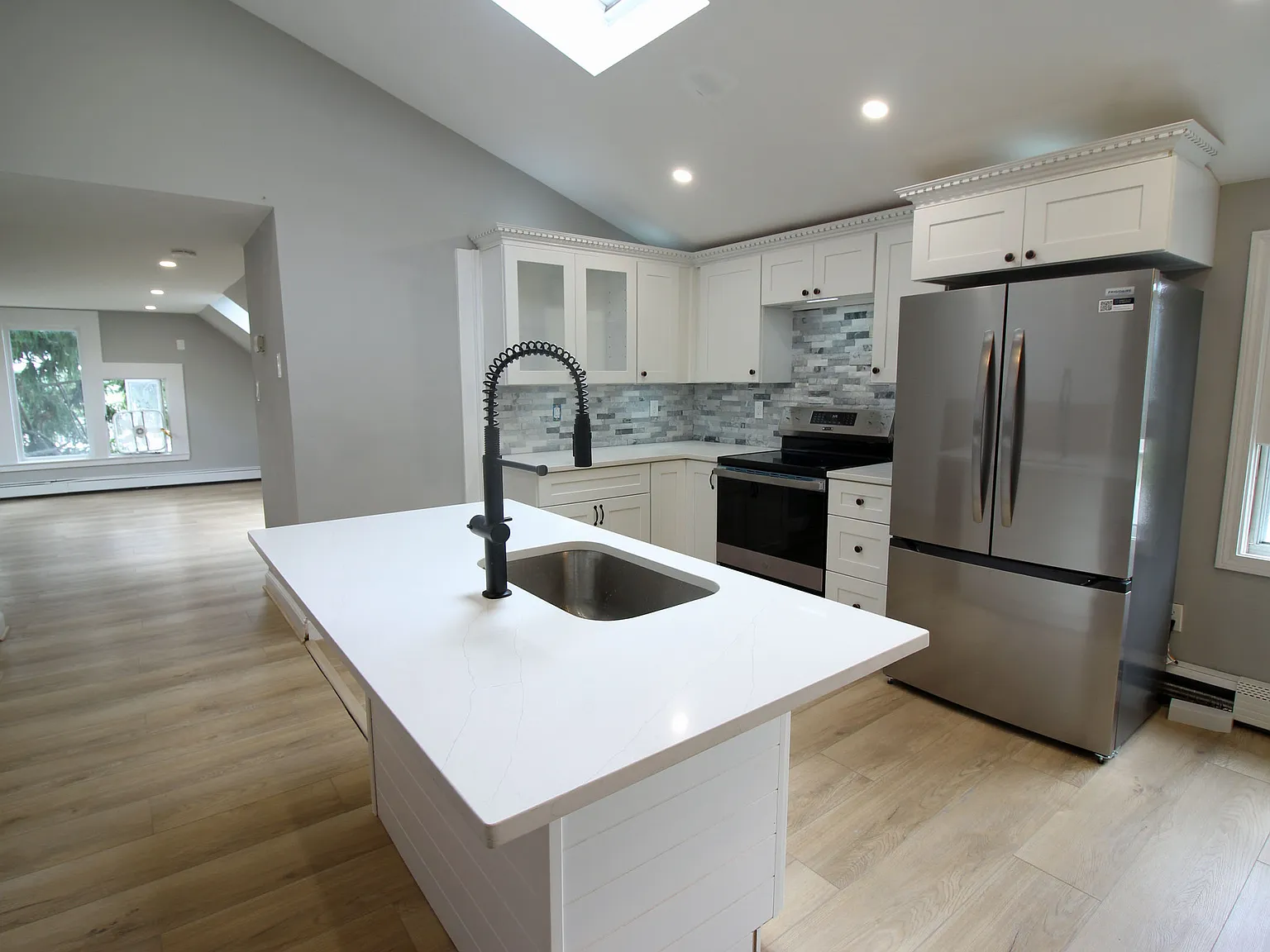 1 bed, 1.0 bath, 700 sqft, $2,200 — Photo 2