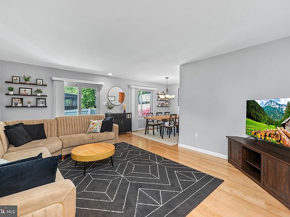5th image of 9511 Vandola Ct