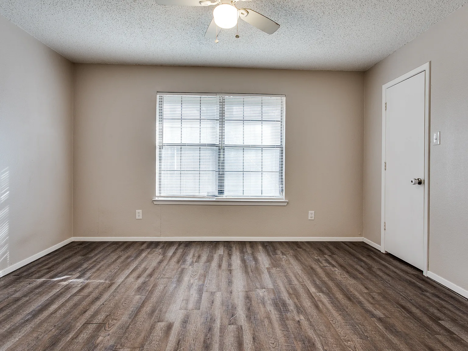 2 bed, 900 sqft, $1,350 — Photo 1