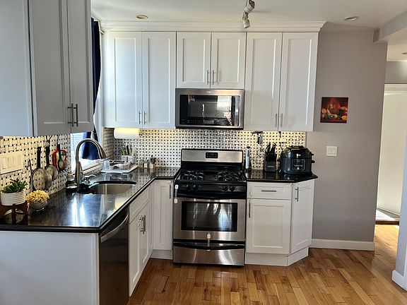 5th image of 3234 Paulding Ave Floor 2