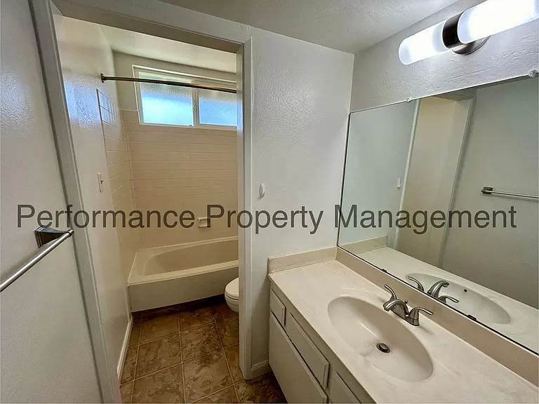 2716 Catalina Dr — Photo 12