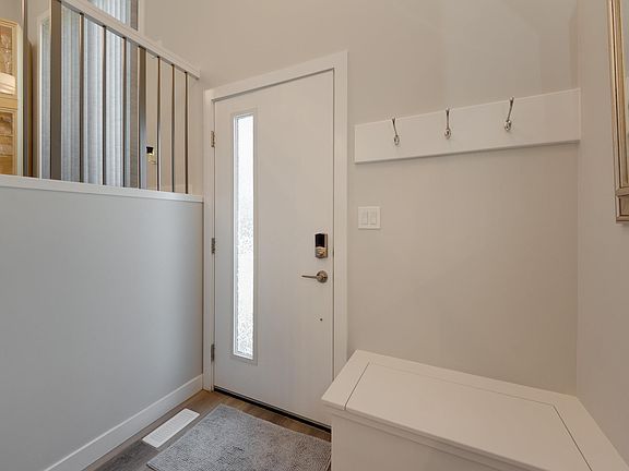 4th image of 1729 Keene Cres SW #34