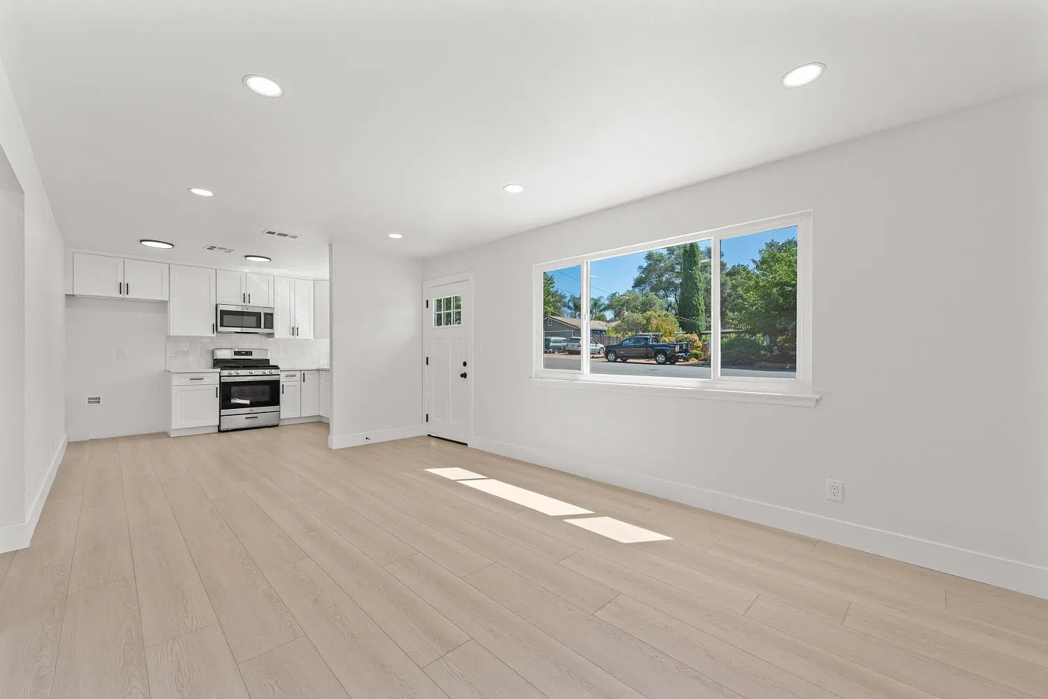 2 bed, 700 sqft, $2,500 — Photo 1