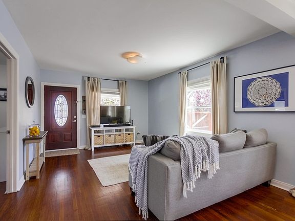 4th image of 624 E Ave