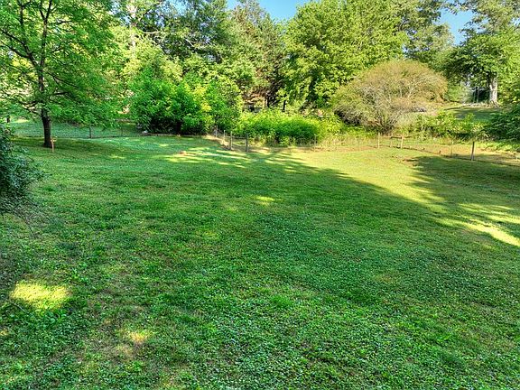 3rd image of 1575 Yukon Rd