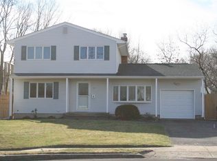 31 Circle Ln, Bay Shore, NY 11706