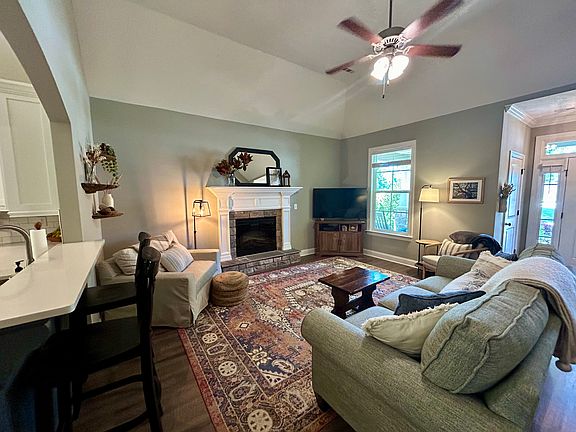 5th image of 305 Colonnades Dr