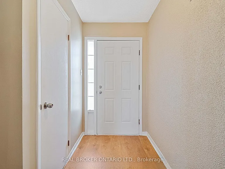 18 Julie Dr — Photo 3