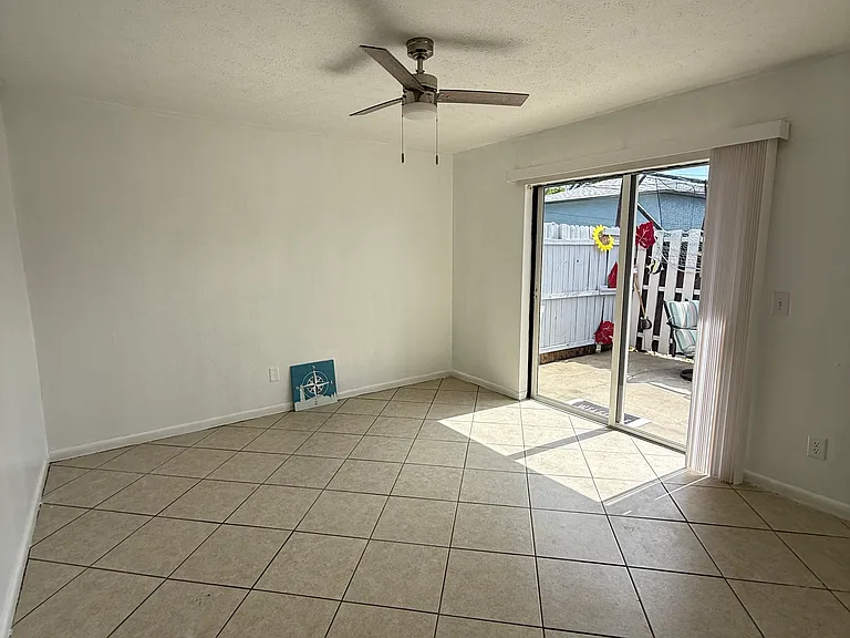 912 SE 13th St #3 — Photo 11