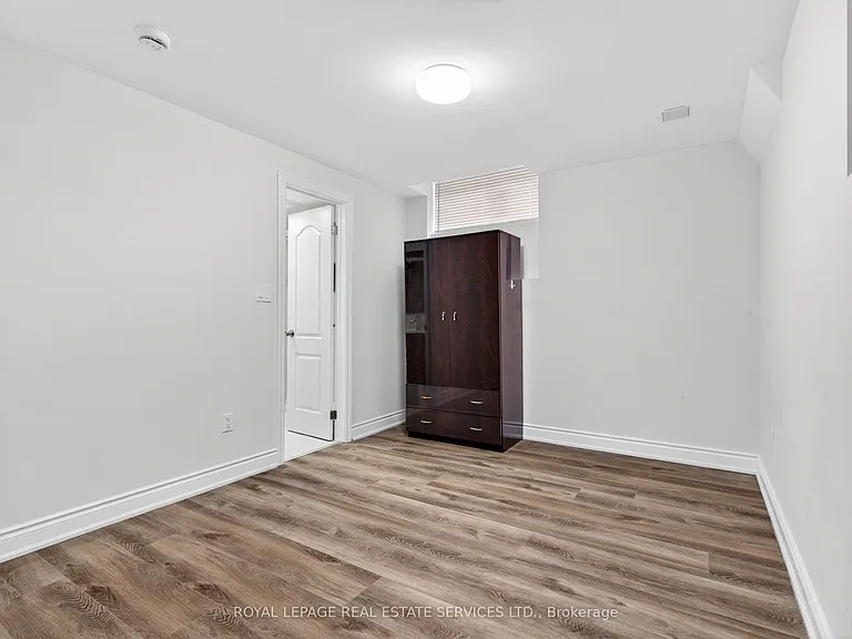 48 Eringate Ct #LOWER — Photo 12