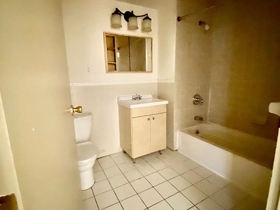 4th image of 44 Hilton Ave APT C3